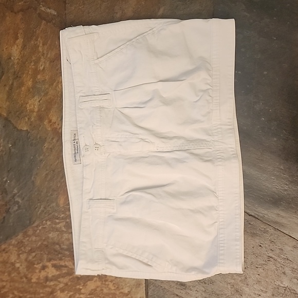 Abercrombie & Fitch Low-Rise Mini Skirt. Size:6 - Picture 2 of 8